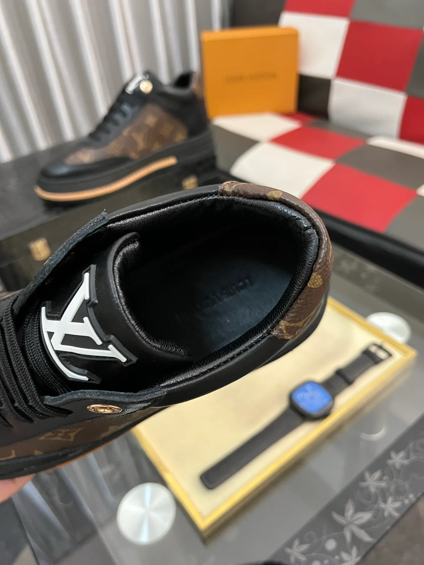 Men's shoes💰: 420⌚️⌚️"LOUI* VUITTO*" popular men's casual shoes, genuine Italian development💯purchase level quality✔️The upper is made of first-layer cowhide, comfortable and soft sheepskin foot pads⚡️Fashionable and versatile. The toe last shape is firm and full, and the soles are made from LV original molds and can be moved in and out of the counter at will. Light and comfortable on the foot~purely handmade, details determine quality! Size:38-442️⃣Colors available